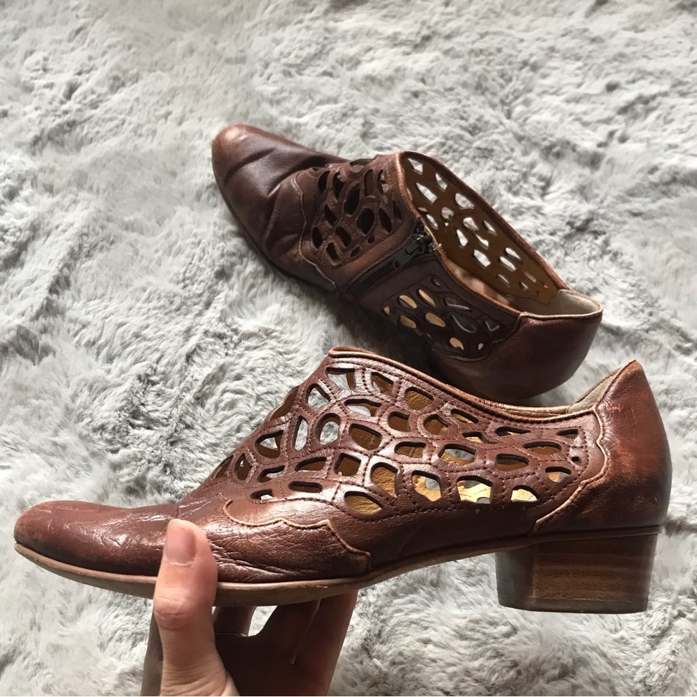 Unique Vintage brown leather loafers with cut out design by Everybody by BZ Moda